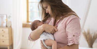 mãe com um recém nascido no colo