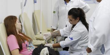 médica do SUS atendendo uma paciente